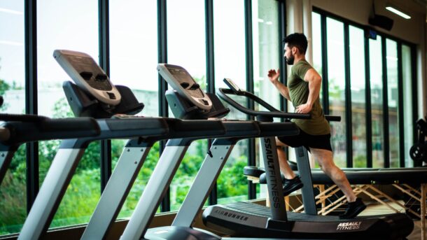 Would a treadmill give more benefits regarding weight loss over an exercise bike